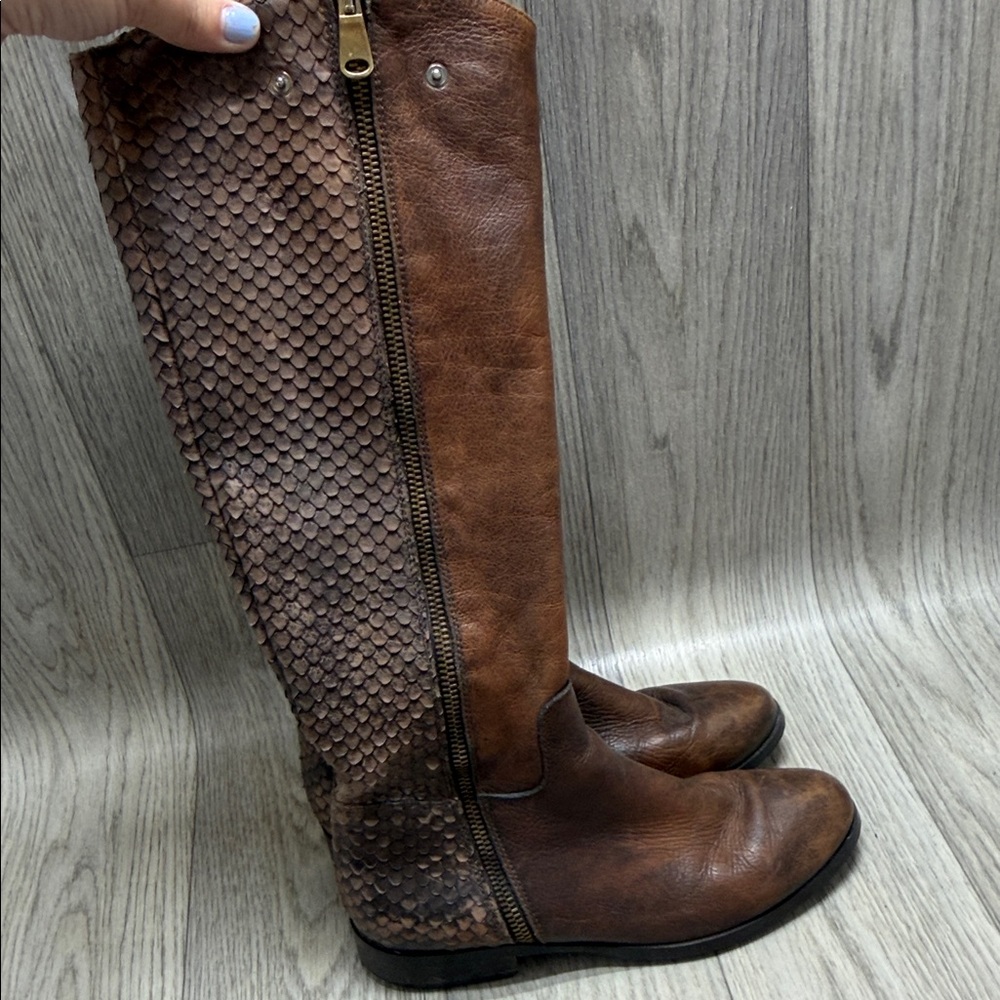 Vera Gomma Textured Brown Leather Boots with Zipper